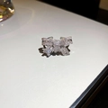 Detailopname van de sprankelende zilveren strikring met witte micro-pave zirkonen - Zilver