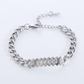 Pulsera cubana de acero inoxidable plateado con pieza central geométrica de diamantes - Color Acero
