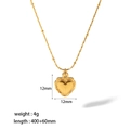 Dettaglio del ciondolo a cuore in oro 18K con bordi a conchiglia e catena a sfere - Stile a Forma di Cuore con Bordo a Festoncino (TN3195)