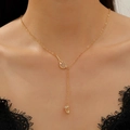 Elegante collana dorata con racchetta da badminton e volano, decorata con perla e cristalli - Doppio ciondolo racchetta da tennis e badminton dorato