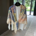 Grand foulard carré en lin et coton à motif coloré noué sur une chemise blanche - 130*130cm / Architecture Motif Floral (MZF-012)
