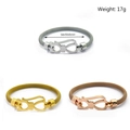 Dettaglio macro di bracciali a maglia intrecciata oro, oro rosa e argento con gatti - Ciondolo Gatto Astratto (Type M)