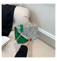 Détail du sac à main bicolore vert et gris avec chaîne dorée et motif marbré - Vert