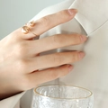 Anillo abierto minimalista con doble perla en oro rosa usado por una modelo - Abierto Ajustable / Oro rosa