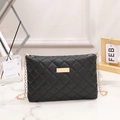 Petit sac à bandoulière noir matelassé avec chaîne dorée et plaque métallique - Noir