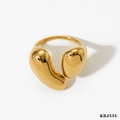 Detailansicht der unregelmäßigen Tropfenform an einem vergoldeten Edelstahlring - Goldener Stil (KBJ535)