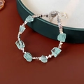 Detalle de pulsera de piedra azul con cuentas cuadradas plateadas y colgante de delfín - Pulsera-Plata-Azul