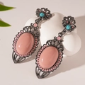 Détail macro de boucles d'oreilles bohèmes avec pierre rose et clou floral turquoise - Goutte Ovale Rose / Rose (Tige de boucle d'oreille en argent)