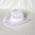 Dettaglio di un cappello da cowboy bianco in paglia intrecciata con tesa ondulata all'uncinetto - M(56-58cm) / Bianco