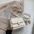 Sac bandoulière carré blanc minimaliste avec boucle dorée et petit charme de chien - Grand / Poche zippée