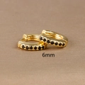 Minimalistische 6mm goldene Creolen mit schwarzen Zirkonia-Steinen in Makro-Detailansicht - 6mm Gold Schwarz Strass (E1014-6mm)