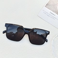Klassieke zwarte vierkante zonnebril met donkergrijze glazen voor een minimalistische look - Zwart en Grijs