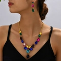 Set di gioielli da sposa con collana e orecchini in pietre preziose multicolore su modella - Colorato