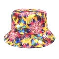Detail van kleurrijke fractale patronen en stiksels op een omkeerbare tie-dye vissershoed - Kaleidoscoop Fractale Stijl