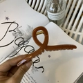 Glossy brown 13cm hanger-style hair claw clip with golden spring on a magazine - 13cm Hanger Type / Solid Caramel