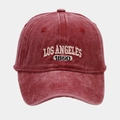 Gros plan sur la casquette vintage en coton lavé bordeaux avec broderie Los Angeles - Bordeaux