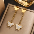 Goldene Schmetterling-Ohrringe mit Kristallen und Quasten in einer Schmuckschachtel - Gold E-0381 Schmetterling Quaste