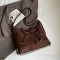 Dunkelbraune Eimer-Tasche aus Wildleder mit Lederschleife im schicken Retro-Design - Kaffeebraun