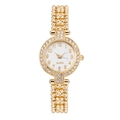 Detailansicht der goldfarbenen Quarzuhr mit glitzernder Strass-Lünette und Perlenarmband - Gold