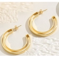 Goldene zweilagige C-förmige Metallohrringe mit einem polierten minimalistischen Finish - Gerillte C-Form / Gold