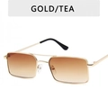 Gedetailleerde weergave van klassieke vierkante gouden metalen zonnebril met gradient glazen - Gouden Frame Thee-kleur Lenzen