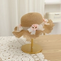 Dettaglio cappello di paglia con fiori rosa e fiocco di pizzo su stand dorato - 54cm (Consigliato 2-10 anni) / Cappello Singolo / Cachi