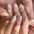 Unghie finte a mandorla con fiori 3D bianchi e perle su base rosa naturale - Fiore a Rilievo 3D Rosa Nude Forma di Mandorla (JP4109)