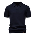 Vue détaillée de la maille texturée bleu marine sur un polo en tricot pour hommes - S / Bleu Marine