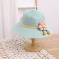 Détail d'un chapeau de soleil en paille vert menthe avec fleur et pompons jaunes - 52cm (Recommandé pour les 1-4 ans) / Chapeau Bleu