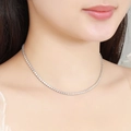 Elegante collar tenis de moissanita de 2mm en plata de ley llevado por una modelo - 35cm (14 Pulgadas) / 2mm Circonita (Tono Oro Blanco)