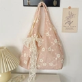 Dettaglio del ricamo floreale rosa e del grande fiocco in pizzo sulla borsa - Rosa Con Grande Fiocco