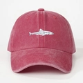 Vintage gewaschene rote Baumwoll-Baseballkappe mit weißer Haifisch-Stickerei und Verstellbarkeit - Einheitsgröße / Rot