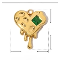 Detailansicht des 17x13mm Herzanhängers aus Gold-Edelstahl mit grünem quadratischem Stein - Geschmolzener Grüner Stein Herz Stil (YE572)