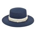Gros plan détaillé du canotier bleu marine orné d'un ruban élégant en perles nacrées - M (56-58cm) / Bleu marine