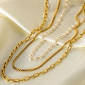 Detalle de collar de tres capas chapado en oro de 18K con pequeñas perlas sobre seda - Dorado