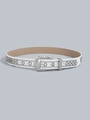 Détail d'une ceinture blanche avec strass, anneaux argentés et boucle carrée en cristaux - Blanc