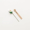 Lirio de cala artificial blanco con una etiqueta de regalo de papel kraft marrón en blanco - Flor Artificial de Cala Blanca + Pegatina