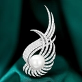 Elegante spilla ad ala argentata con pavé di zirconi e una perla bianca centrale di classe - Stile Perla ad Ala (TB064)