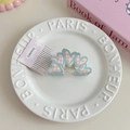 Pinza per capelli azzurra con cuori a scacchi rosa su un piatto di ceramica bianca - Cuore a Quadri Rosa