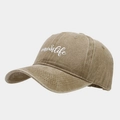 Detalle del bordado #momlife y las costuras en la gorra de algodón marrón lavado - Caqui Lavado