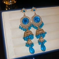 Nahaufnahme der Vintage-Goldohrringe mit blauen Edelsteinen und hängenden Quasten - 2# Ohrstecker - Gold - Blau
