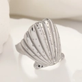 Anillo minimalista de acero inoxidable con relieve de concha 3D acabado plateado - Estilo de Concha de Vieira (40157-2 Plateado)