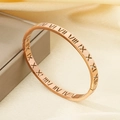 Detalle de brazalete de acero inoxidable oro rosa con diseño de números romanos - Oro Rosa (KB190305-GC)