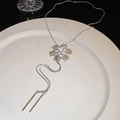 Dettaglio macro di orecchini a fiocco di neve in argento con perle e nappe di strass - Nappina in Perle a Fiocco di Neve Argento