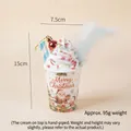 Weihnachts-Eiscreme-Modell mit Weihnachtsmann-Becher, blauen Federn und Ornamenten - Weiße Creme + Rote Glühbirne