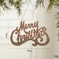 Γυαλιστερό χρυσό Merry Christmas στολίδι κρεμασμένο σε κλαδί πεύκου για χριστουγεννιάτικο δέντρο - Πινακίδα με γράμματα