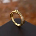 Squisito anello incrociato dorato con due file di pietre di zircone trasparente lucide - Taglia US 7 / Colore Oro - Zircone Bianco