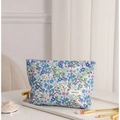 Beauty case floreale con fiori blu e viola e targhetta del marchio in stile minimalista - Blu