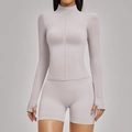 Nahtloses hellgraues Yoga-Set mit Stehkragen-Zipperjacke und High-Waist-Shorts - S / Oberteil Und Unterteil / Weißer Sand