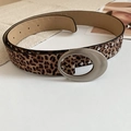 Dettaglio della cintura leopardata con borchie argento e fibbia in metallo ovale - Stile Fibbia Ovale Leopardata Marrone